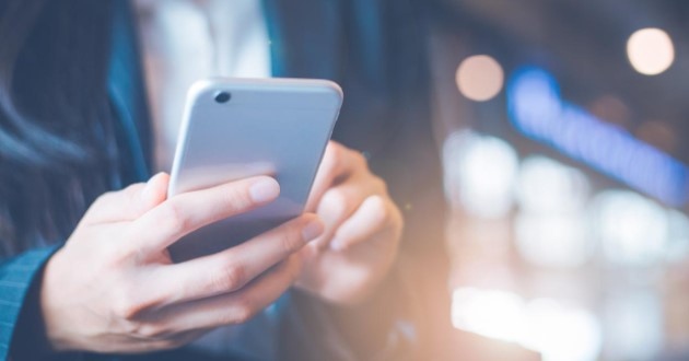 През мобилния телефон ще заявяваме всякакви електронни услуги Това каза